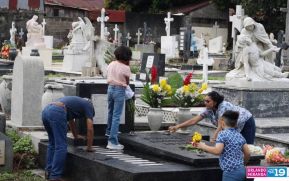Familias nicaragüenses visitan a sus files difuntos en los distintos cementerios del país
