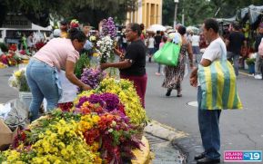Familias nicaragüenses visitan a sus files difuntos en los distintos cementerios del país
