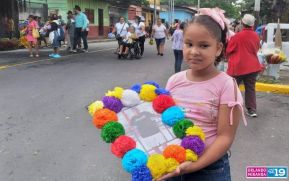Familias nicaragüenses visitan a sus files difuntos en los distintos cementerios del país