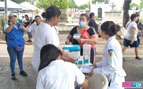 Familias nicaragüenses visitan a sus files difuntos en los distintos cementerios del país