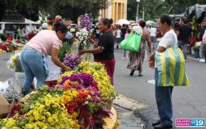Familias nicaragüenses visitan a sus files difuntos en los distintos cementerios del país