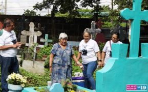 Familias nicaragüenses visitan a sus files difuntos en los distintos cementerios del país