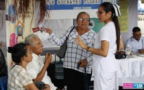 Familias nicaragüenses visitan a sus files difuntos en los distintos cementerios del país