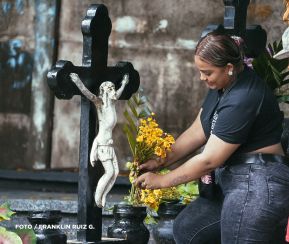 Familias nicaragüenses visitan a sus files difuntos en los distintos cementerios del país