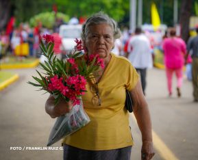 Familias nicaragüenses visitan a sus files difuntos en los distintos cementerios del país