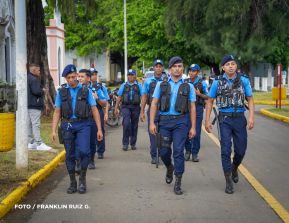 Familias nicaragüenses visitan a sus files difuntos en los distintos cementerios del país