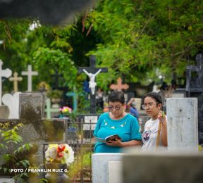 Familias nicaragüenses visitan a sus files difuntos en los distintos cementerios del país
