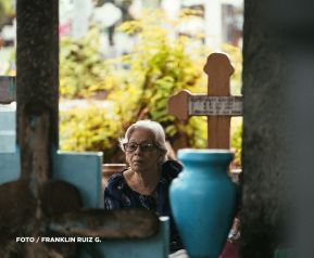 Familias nicaragüenses visitan a sus files difuntos en los distintos cementerios del país