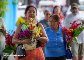 Familias nicaragüenses visitan a sus files difuntos en los distintos cementerios del país
