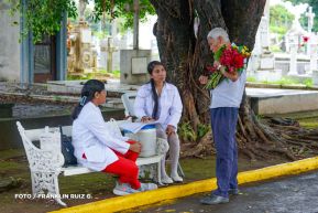 Familias nicaragüenses visitan a sus files difuntos en los distintos cementerios del país