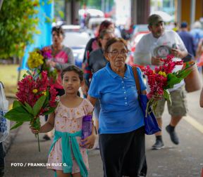 Familias nicaragüenses visitan a sus files difuntos en los distintos cementerios del país