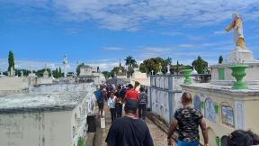Familias nicaragüenses visitan a sus files difuntos en los distintos cementerios del país