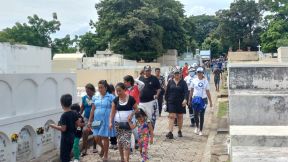 Familias nicaragüenses visitan a sus files difuntos en los distintos cementerios del país