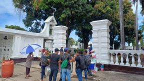 Familias nicaragüenses visitan a sus files difuntos en los distintos cementerios del país