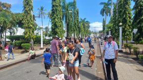 Familias nicaragüenses visitan a sus files difuntos en los distintos cementerios del país