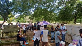 Familias nicaragüenses visitan a sus files difuntos en los distintos cementerios del país