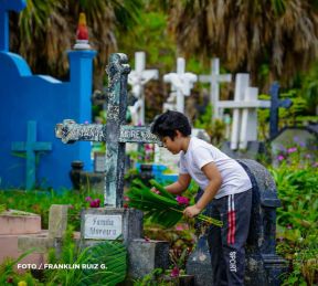Familias nicaragüenses visitan a sus files difuntos en los distintos cementerios del país