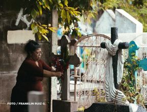 Familias nicaragüenses visitan a sus files difuntos en los distintos cementerios del país