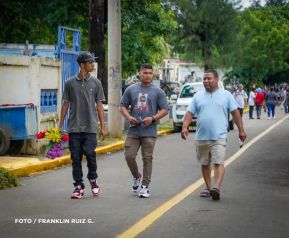 Familias nicaragüenses visitan a sus files difuntos en los distintos cementerios del país