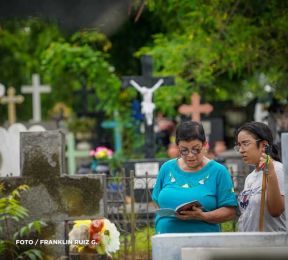 Familias nicaragüenses visitan a sus files difuntos en los distintos cementerios del país