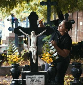 Familias nicaragüenses visitan a sus files difuntos en los distintos cementerios del país