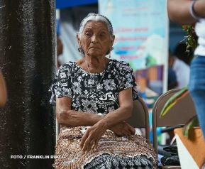 Familias nicaragüenses visitan a sus files difuntos en los distintos cementerios del país