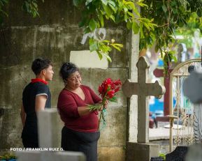 Familias nicaragüenses visitan a sus files difuntos en los distintos cementerios del país