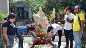 Familias nicaragüenses visitan a sus files difuntos en los distintos cementerios del país