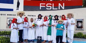 Familias nicaragüenses visitan a sus files difuntos en los distintos cementerios del país