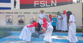 Familias nicaragüenses visitan a sus files difuntos en los distintos cementerios del país