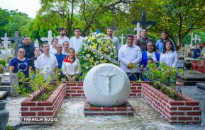 Familias nicaragüenses visitan a sus files difuntos en los distintos cementerios del país