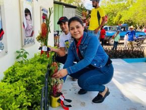 Familias nicaragüenses visitan a sus files difuntos en los distintos cementerios del país