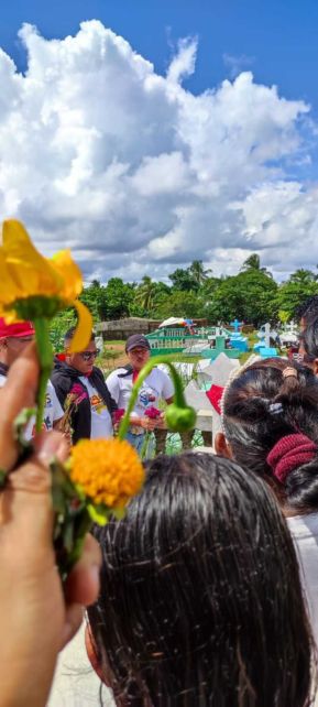 Familias nicaragüenses visitan a sus files difuntos en los distintos cementerios del país