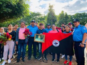 Familias nicaragüenses visitan a sus files difuntos en los distintos cementerios del país