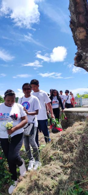 Familias nicaragüenses visitan a sus files difuntos en los distintos cementerios del país
