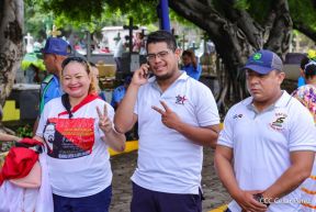 Familias nicaragüenses visitan a sus files difuntos en los distintos cementerios del país