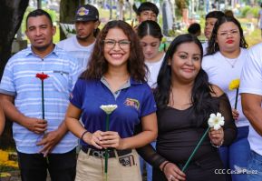 Familias nicaragüenses visitan a sus files difuntos en los distintos cementerios del país