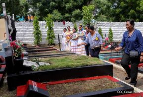 Familias nicaragüenses visitan a sus files difuntos en los distintos cementerios del país