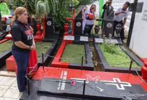 Familias nicaragüenses visitan a sus files difuntos en los distintos cementerios del país