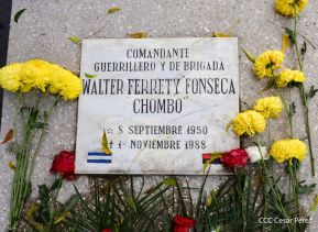 Familias nicaragüenses visitan a sus files difuntos en los distintos cementerios del país