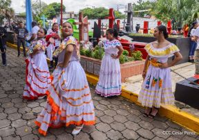Familias nicaragüenses visitan a sus files difuntos en los distintos cementerios del país