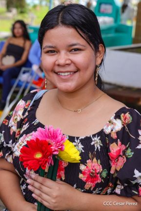 Familias nicaragüenses visitan a sus files difuntos en los distintos cementerios del país