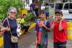 Familias nicaragüenses visitan a sus files difuntos en los distintos cementerios del país