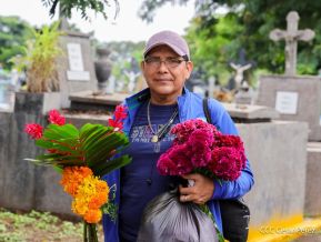 Familias nicaragüenses visitan a sus files difuntos en los distintos cementerios del país