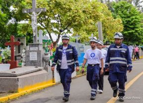 Familias nicaragüenses visitan a sus files difuntos en los distintos cementerios del país