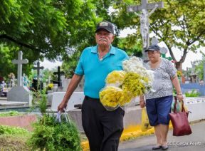 Familias nicaragüenses visitan a sus files difuntos en los distintos cementerios del país