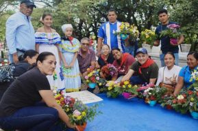 Familias nicaragüenses visitan a sus files difuntos en los distintos cementerios del país