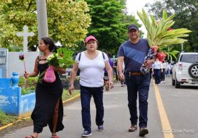 Familias nicaragüenses visitan a sus files difuntos en los distintos cementerios del país