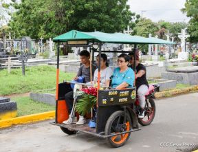 Familias nicaragüenses visitan a sus files difuntos en los distintos cementerios del país
