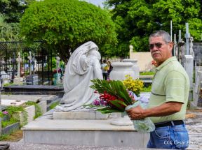 Familias nicaragüenses visitan a sus files difuntos en los distintos cementerios del país